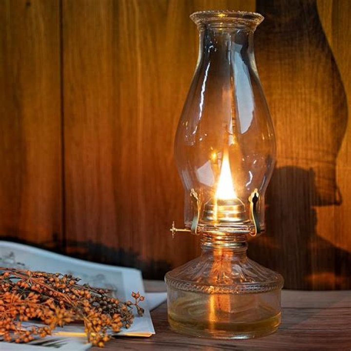 How long does oil last in an oil lamp?